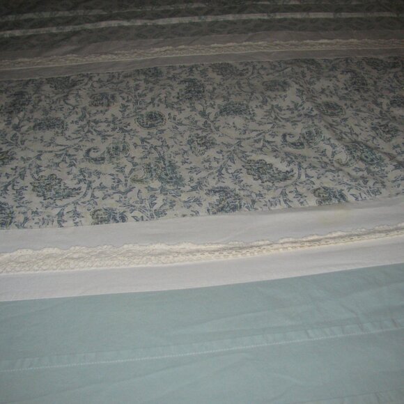 QUEEN SIZE DUVET COVER WITH 2 QN. SHAMS, 2 DECOR PILLOWS AND 2 SQ. PILLOW SHAMS - Picture 5 of 12